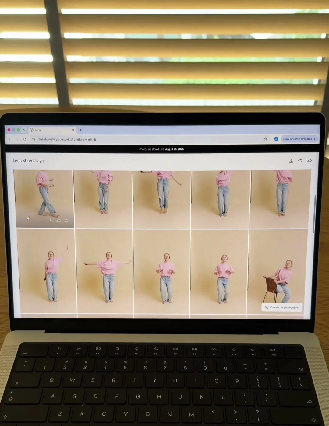 laptop z otwartą galerią zdjęć online po sesji